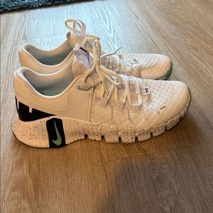 Women’s Nike Free Metcon White and Black Sneakers with Teal Highlights size 10